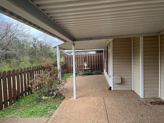 Building Photo - 135 Lake Chateau Dr