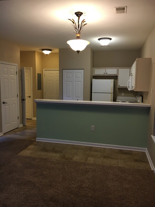 Building Photo - 1302 River Oaks Dr