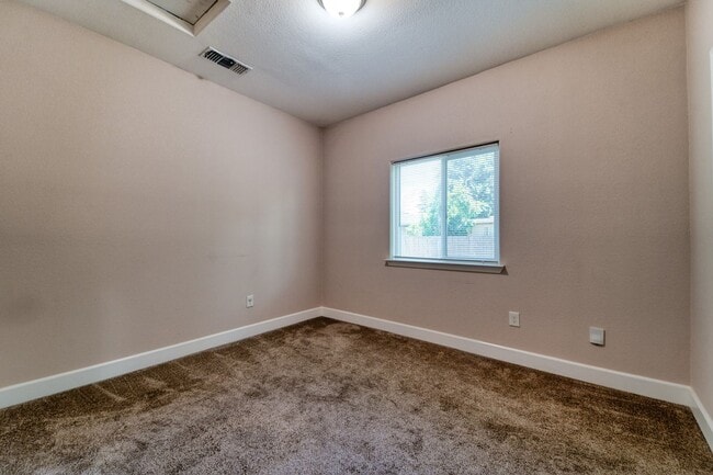 Building Photo - Like new home in Olivehurst
