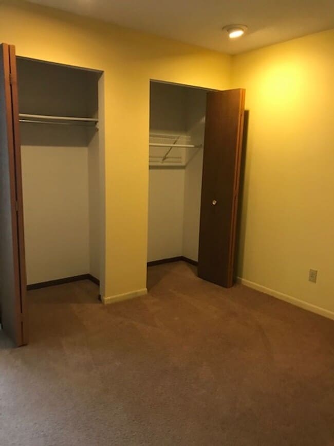 Building Photo - 2 Bedroom Condo in Holiday Hills area