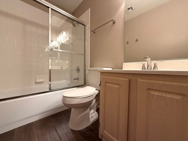 Building Photo - Beautiful 3-bedroom townhome in a desirable gated Green Valley community!