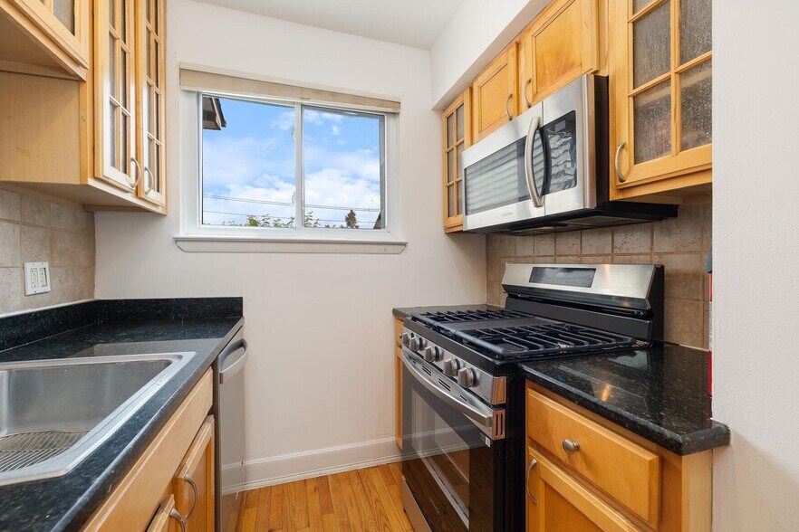 Building Photo - 743 10th St