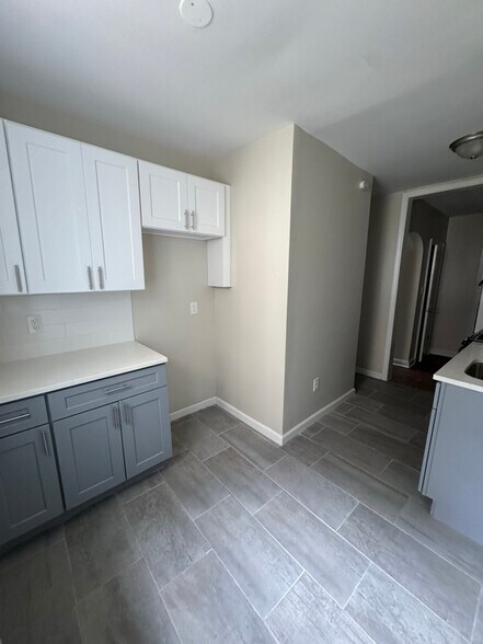 Building Photo - 25 Van Velsor Pl