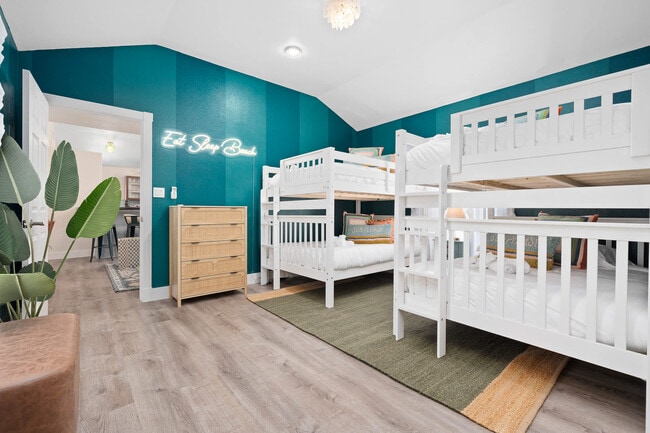 Building Photo - 602 N Palimino Dr