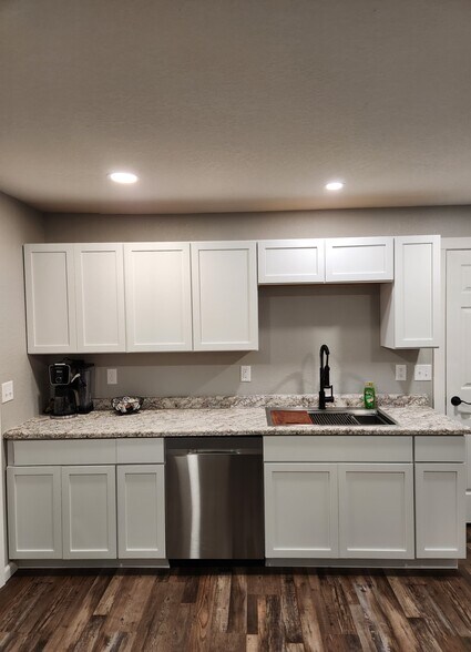 Building Photo - 450 Platt St