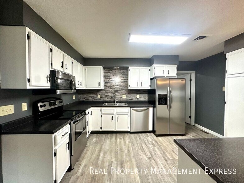 Building Photo - 5 Bedroom 4 Bath Home Blending Luxury and ...