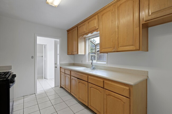 Building Photo - Beautiful 3 bd Home in Reseda!