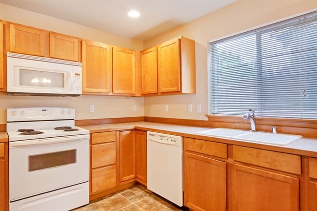 Building Photo - ***PENDING APPLICATION***Holiday Move-In Special — Enjoy Half Off Your First Month’s Rent! Lovely...