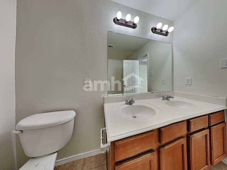 Building Photo - 63 Lantana Dr