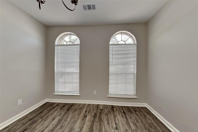 Building Photo - 7010 Apple Oak Ct