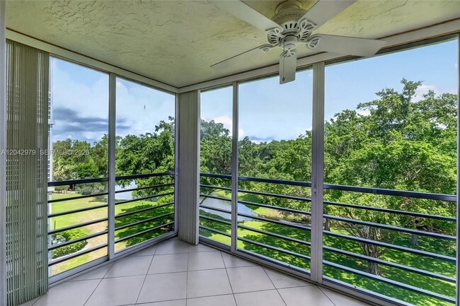 Building Photo - 4015 W Palm Aire Dr