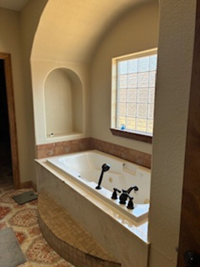 Building Photo - 3804 Ben Hogan Dr