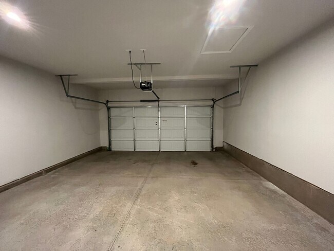 Building Photo - New 4/3 Townhome Available Now