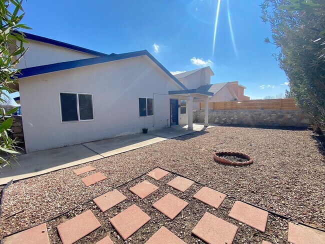 Building Photo - West El Paso 5bed Refrig A/C Home