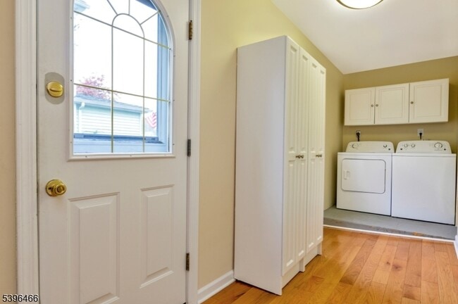 Building Photo - 32 Washburn Pl