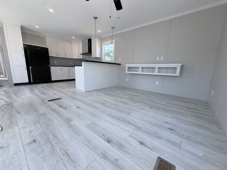 Building Photo - 709 N Collins Fwy