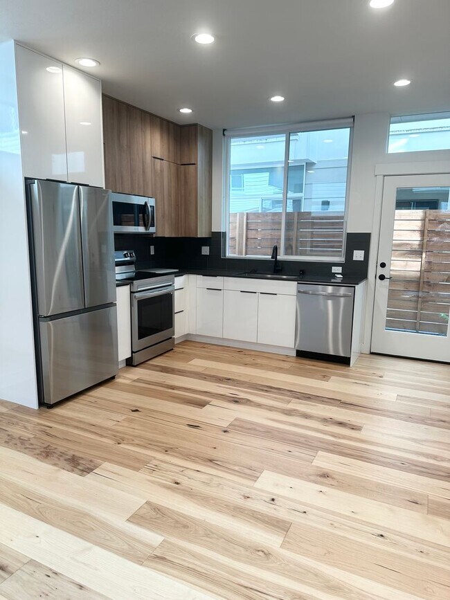 Building Photo - Just listed! Modern 2-bed, 2-bath Townhome...
