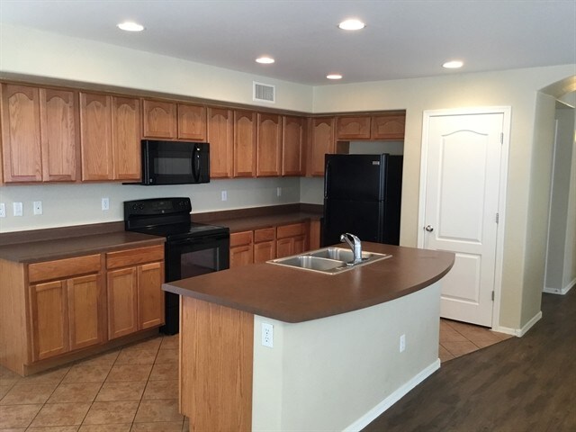 Building Photo - 6208 S 52nd Dr