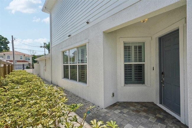 Building Photo - 307 S Arrawana Ave
