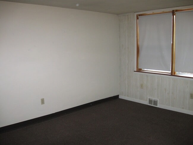 Building Photo - 2 Bedroom, 1 Bath Townhouse