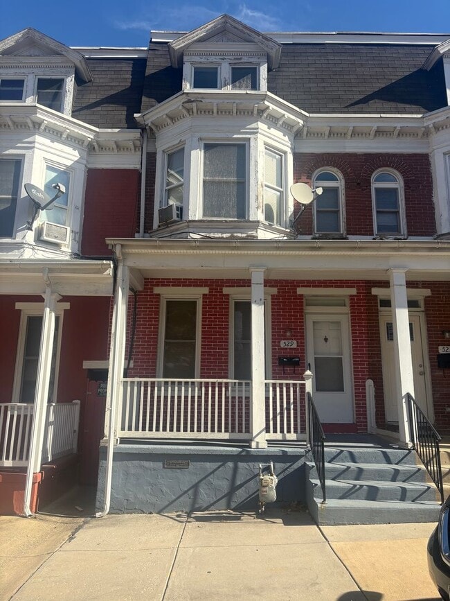 Primary Photo - Section 8 Eligible-Spacious 3-4 Bedroom House, Yard, Parking-York City SD
