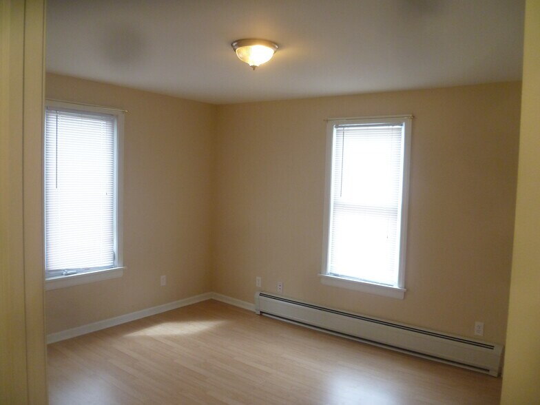 Building Photo - 302 Silver St