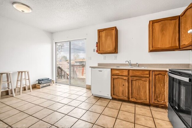 Building Photo - Charming Townhome in Beautiful Rangely, CO