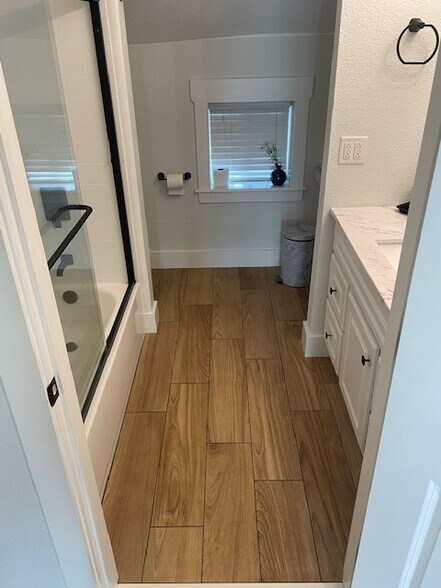 full bath - 1808 Vestal Rd