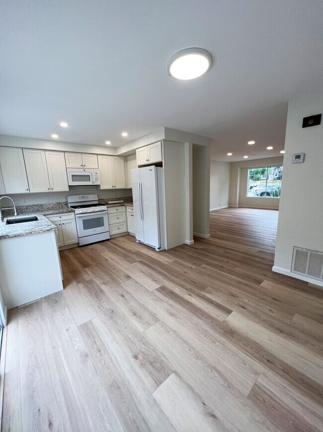 Building Photo - Newly renovated Carmel Valley townhome in The Groves