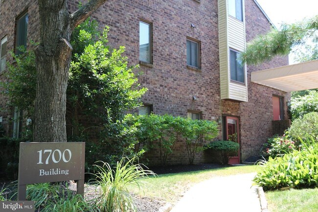 Building Photo - 1709 Mountainview Dr