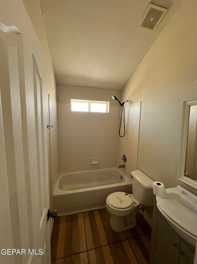 Building Photo - 541 Sun Ray