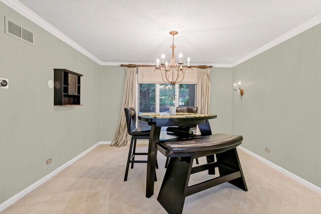 Building Photo - 985 Chapel Ct N