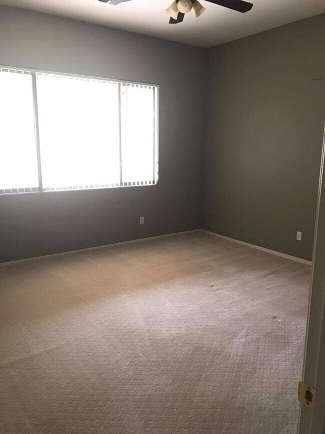 Building Photo - 3-bedroom in gated community w/community pool