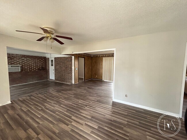 Building Photo - WINTER MOVE-IN SPECIAL: 50% OFF 1st FULL MONTH'S RENT!**