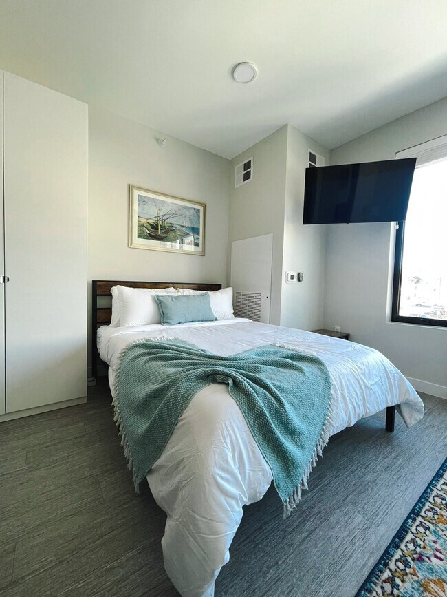 Building Photo - 2530 University Ave