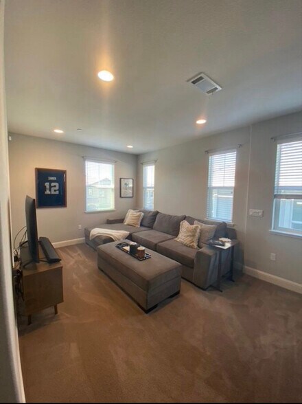 Building Photo - 2877 Rio Seco Dr