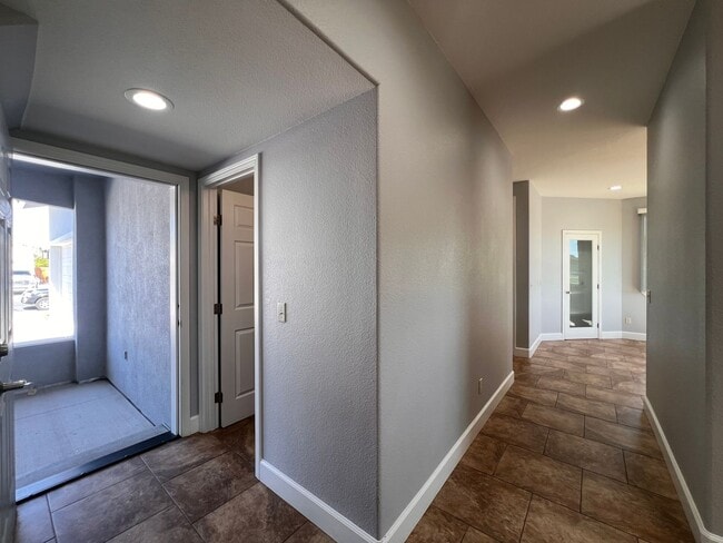 Building Photo - FANTASTIC 2 STORY HOME, 3 bedroom, 2.5 bat...
