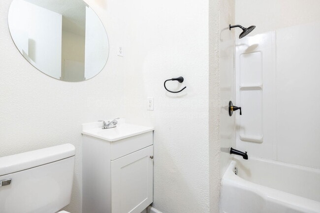 Building Photo - 619 N Glendale St