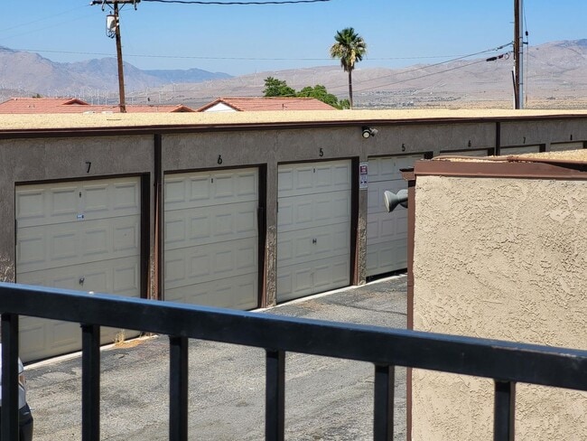 Building Photo - SUPER CLEAN & CUTE 2 BED 2 BATH