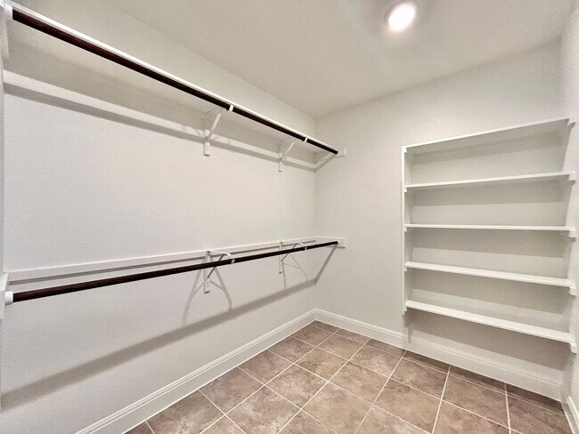 Building Photo - Beautiful and Contemporary 3 BR / 2.5 BA H...