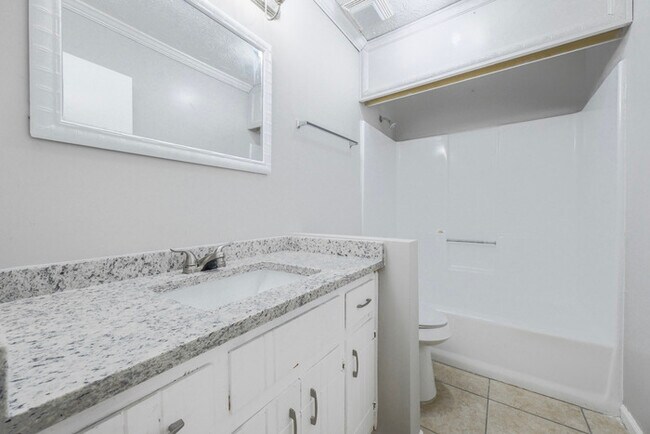 Building Photo - Cozy 3-Bedroom Rental with Fireplace & Mod...