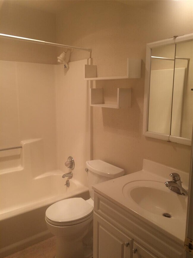 Building Photo - 102 Verna Spur