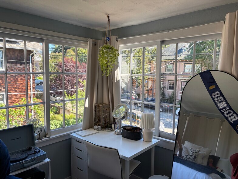 Sunroom bedroom - 2615 Parker St