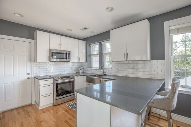 Building Photo - Beautiful Clayton Condo