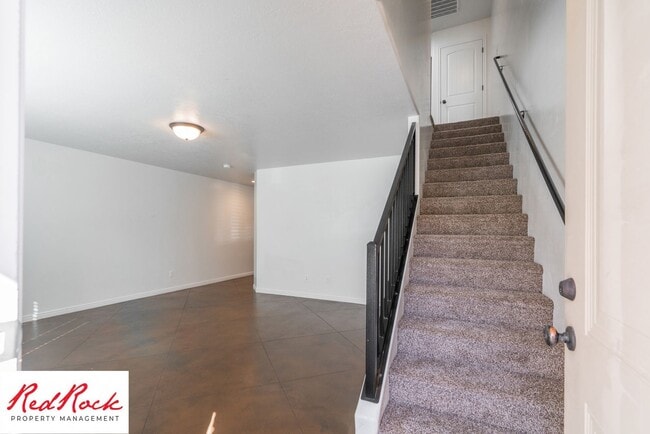 Building Photo - Conveniently located 3 Bedroom Townhome