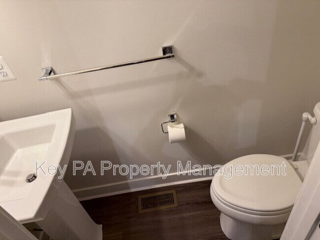 Building Photo - 659 Thomas Penn Dr