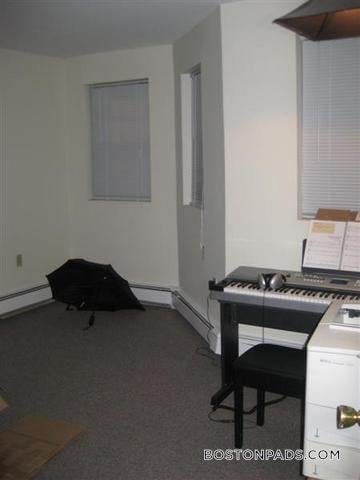 Building Photo - 833 Beacon St