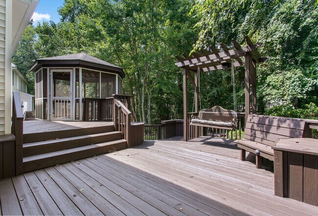 Building Photo - FABULOUS 5 BEDROOM RENOVATED HOME IN HAMPTON PARK