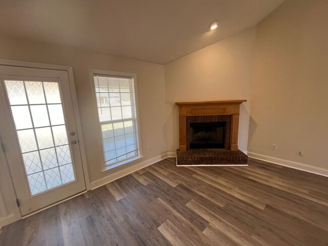 Building Photo - Discover the Perfect Blend of Comfort and Convenience