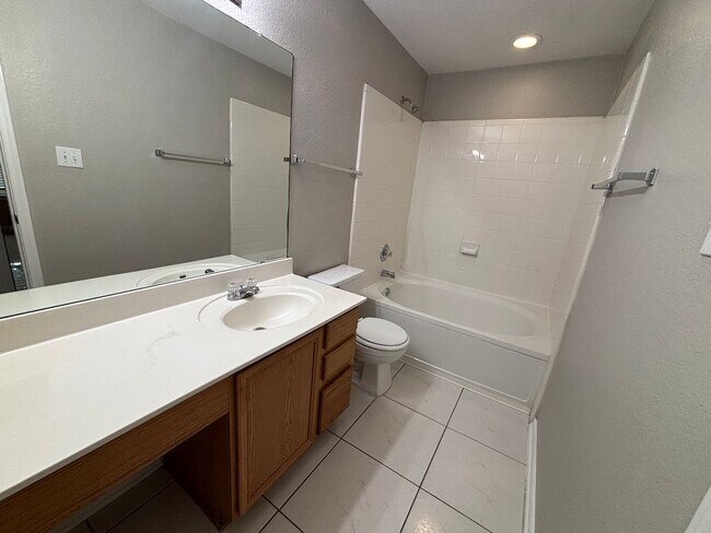 Building Photo - Charming 2 Bedroom, 2 Bathroom Home in Pri...